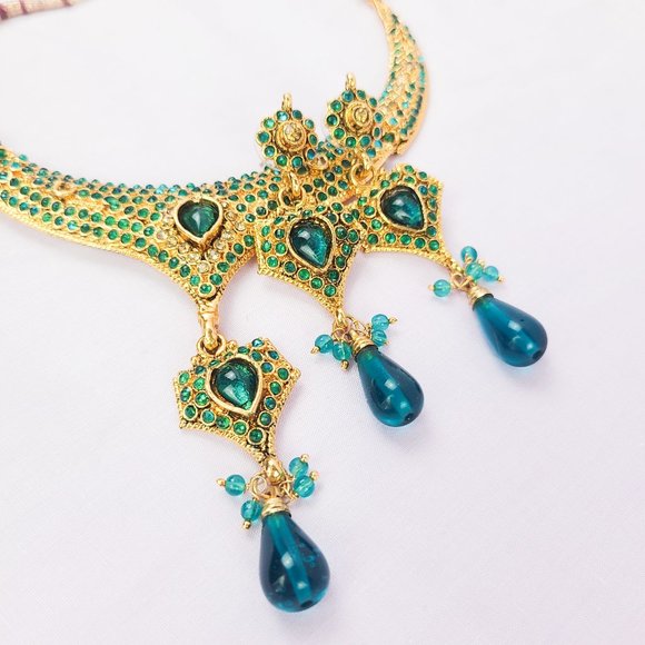Ornate costume jewelry necklace earring set with emerald crystals and beads - Picture 4 of 7